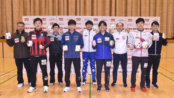 提供された食材を手に笑顔の選手（写真提供：JCA）