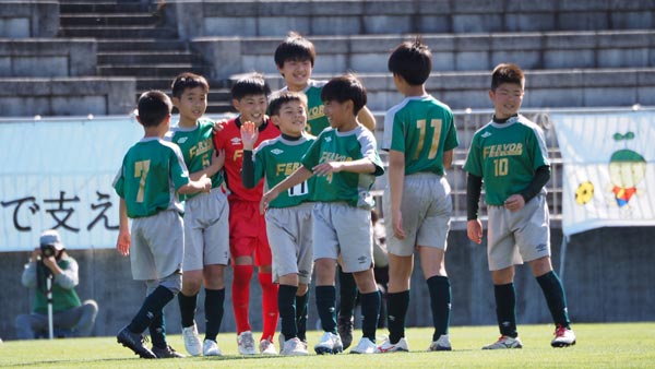 決勝戦で得点し喜びを分かち合う選手たち