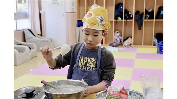 パンケーキを作る参加者