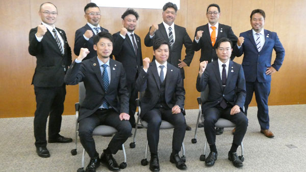 新執行部の役員 (前列左から）北川副会長、酒井会長、竹内副会長（後列左から）星理事、原理事、桜井理事、下中理事、赤松理事、坂本理事