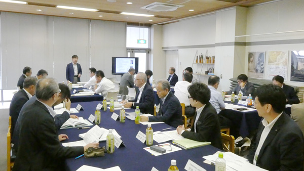 講演に聞き入る参加者