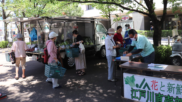 駅前で地元野菜を売る移動販売車