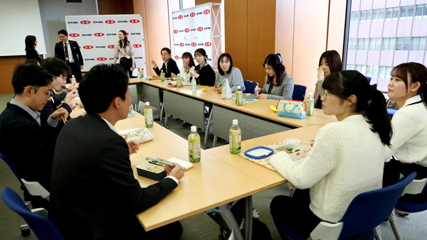 石川さんとお弁当を食べる職員