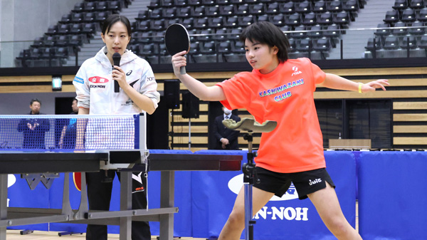11月に青森県で開かれたサンクスツアーで指導する石川さん（左）