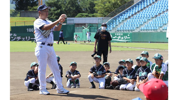集まった子どもたちを前に投げ方の基本を指導する西崎講師