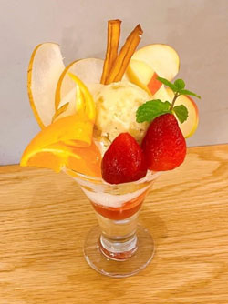 みのるダイニング さんすて岡山店で提供する「スペシャルミックスパフェ」（2189円・税込）