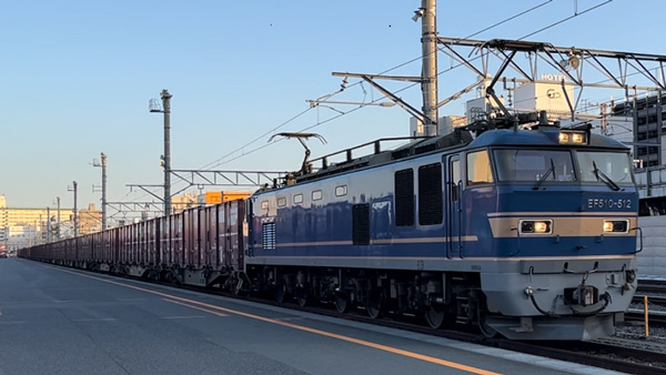 試験輸送を行った貸切貨物列車（3月6日、ＪＲ百済貨物ターミナル駅＝ＪＡ全農提供）