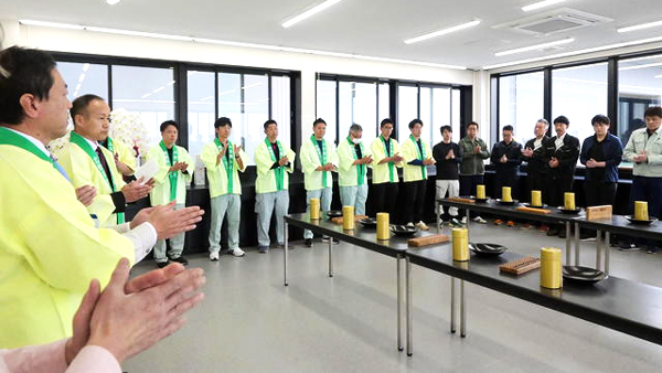 商談成立の「手締め」が各所で響く