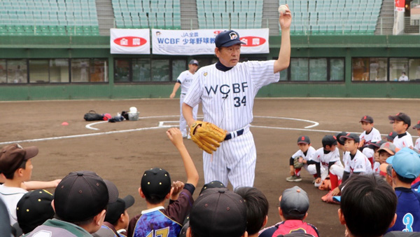 集まった子どもたちを前に直接指導する川口講師