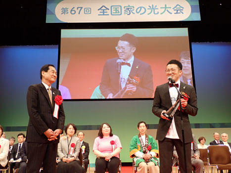 普及・文化活動の部の最優秀 ＪＡ東びわこの小西雄二郎さん（右）