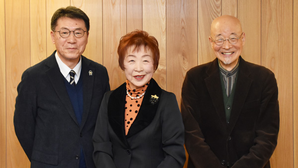 写真左から日本協同組合連携機構（ＪＣＡ）客員研究員・　伊藤澄一氏、ＪＡ栃木女性会元会長、ＪＡはが野総代・猪野正子氏、文芸アナリスト・　大金義昭氏