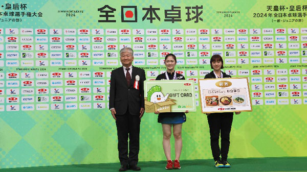 女子ダブルスの部で優勝した木原美悠選手・長﨑美柚選手（木下グループ）ペア選手