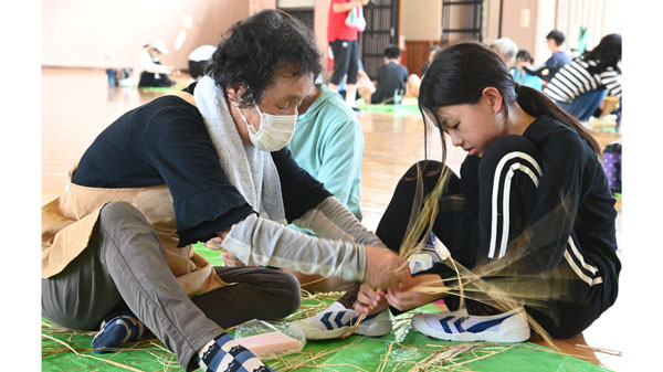 小学生に「すがい」づくりを指導