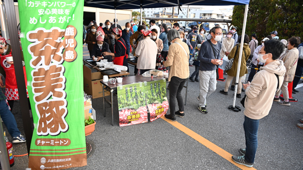 ＪＡいちかわのイベントで「茶美豚」の豚汁がふるまわれる