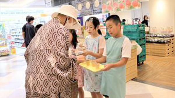 子どもたちが飛騨の果物販売に挑戦　大垣市のカネ井青果でお仕事体験　ＪＡ全農岐阜.jpg