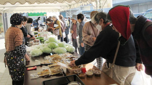 にぎわう女性部の朝市（ＪＡぎふ蘇原支店前）