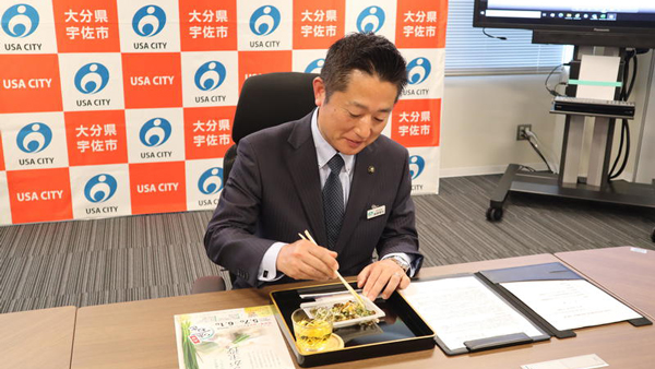 ねぎ焼きを試食する後藤竜也市長