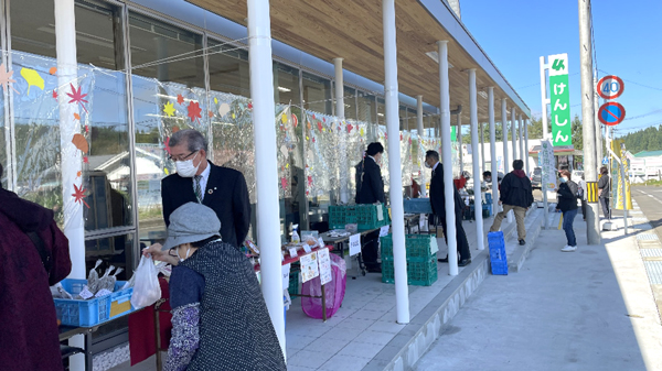 生活の拠点にも（合川支店の雁木の下で農産物即売）