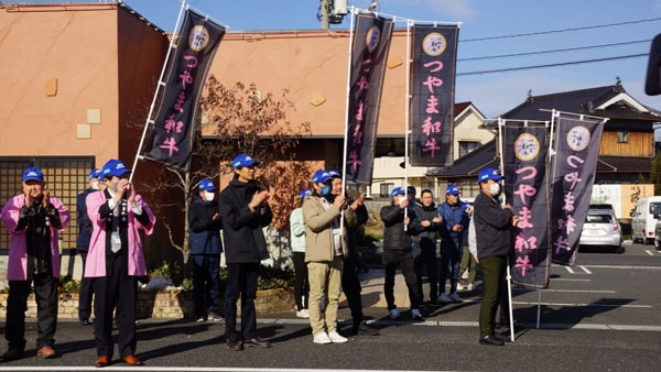 牛をのせたトラックを見送る関係者