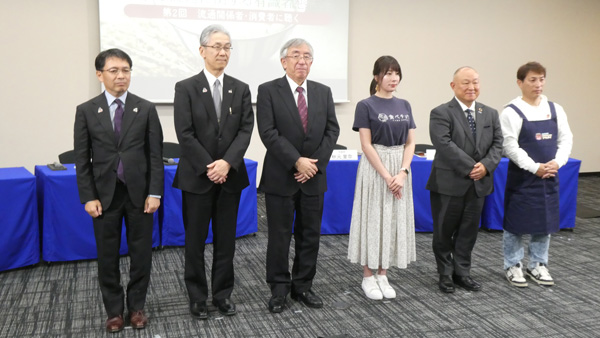 右から、秋葉弘道社長、熊崎伸理事長、秋元里奈社長、佐藤洋一郎名誉教授、桑田義文理事長、金森正幸常務