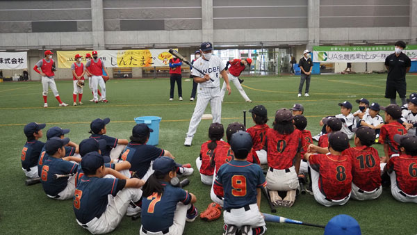 集まった子どもたちを前にバッティングの基本を指導する井端講師