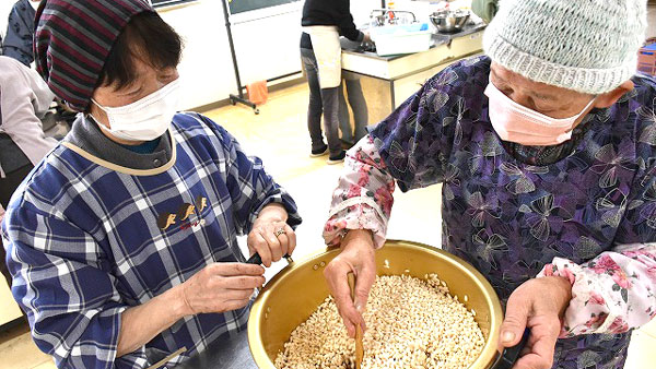 おこし作りに挑戦する参加者