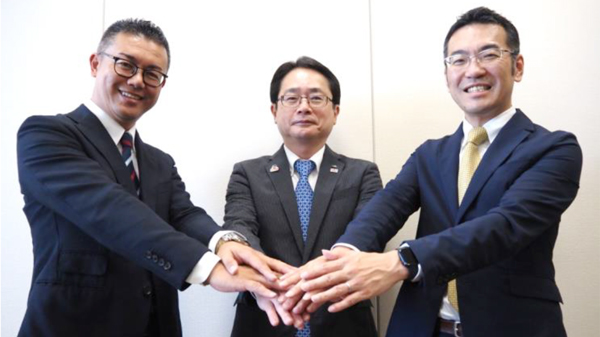左からＫＤＤＩの高木執行役員、ＪＡ全農の日比常務理事、ＫＤＤＩスマートドローンの博野社長