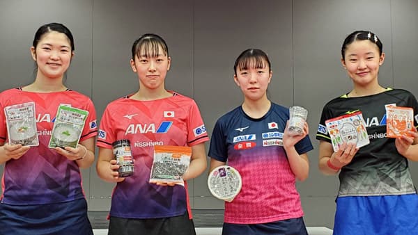 「ニッポンの食」を手に笑顔の卓球日本代表選手