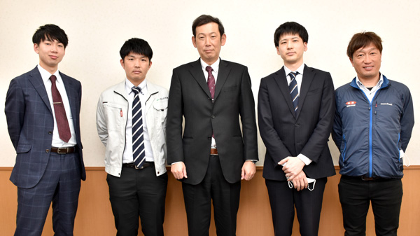 コンサルチームのメンバー（左から）中川さん、兒玉さん、菊本さん、妹尾さん、長谷川さん
