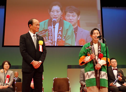 記事活用の部の最優秀はＪＡみっかび・樋田奈津子さん（右）。左は家の光協会の伊藤清孝会長