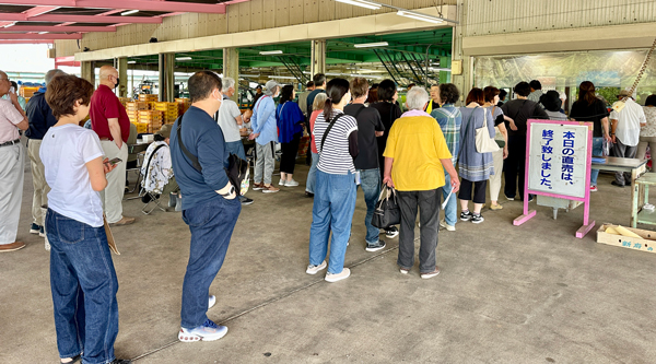 名物の「はね桃」を求める行列