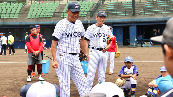 子どもたちに野球を直接指導した辻氏（中央）と中畑氏（右）