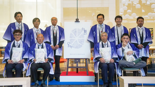 後列左から、JA全農いわて佐竹副本部長、同髙橋本部長、同苅谷副会長、達増知事、ヘラルボニー松田代表後列左から、JA全農いわて佐竹副本部長、同髙橋本部長、同苅谷副会長、達増知事、ヘラルボニー松田代表、白銀のひかり栽培研究会の大崎副会長。前列左から、白銀のひかり栽培研究会 古川副会長、同今松副会長、同 新井野会長、小林覚氏