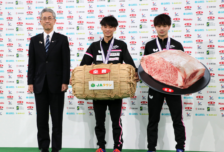男子ダブルスで優勝した宇田選手（右）と戸上選手（中央）