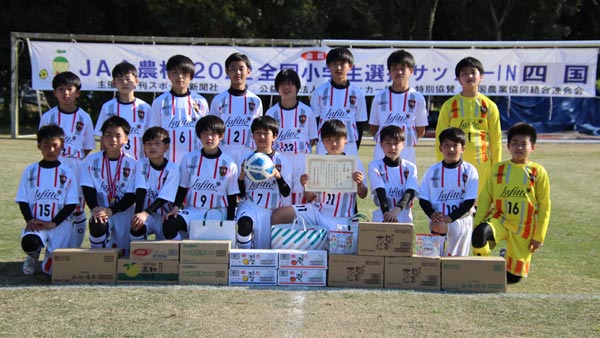 準優勝の「FCゼブラキッズ」（愛媛県）