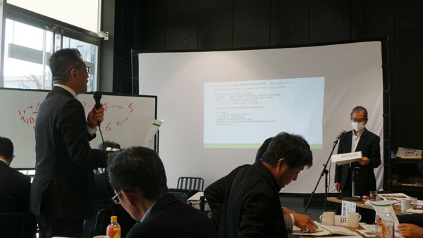 参加者の意見や質問に答える発表者