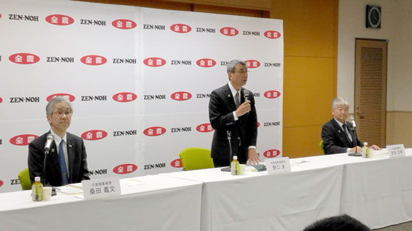東京・大手町のＪＡビルで行われた会見。野口理事長（中央）、桑田専務（左）、安田専務