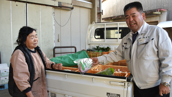 出荷者の井手さんと坂元組合長