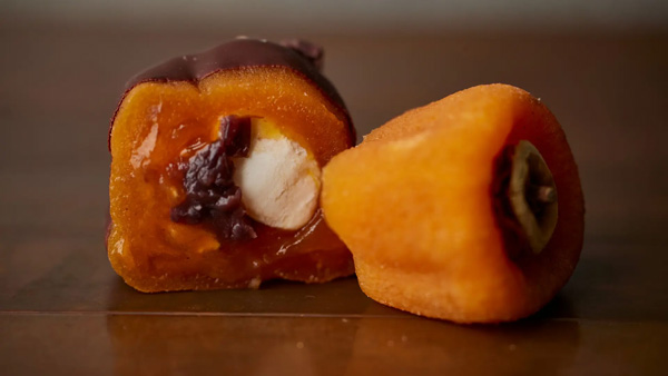 あんぽ柿の中に、クリームチーズと自家製餡子や、塩味が心地よいバター入れたPATISSERIE ASAKO IWAYANAGIの「ズボット柿ショコラ（クリームチーズあんこ／バター）」