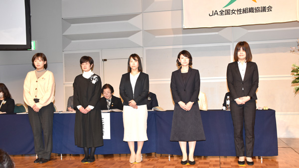 右から北島さん、池田さん、橘内さん、谷口さん、小笠原さん