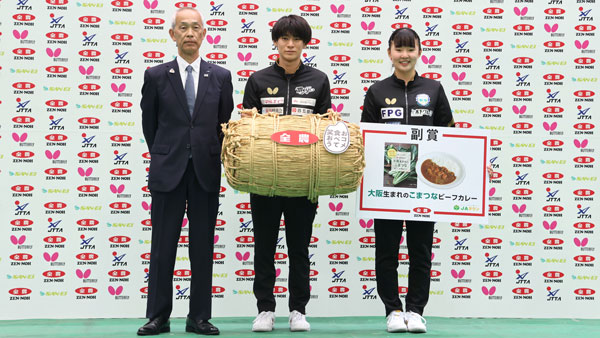 表彰式で全農大阪府本部の河井本部長（左）から副賞を受け取った戸上選手（中央）と張本選手