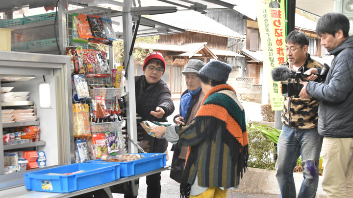 ＪＡ愛知東の「J笑門（じぇいえもん）号」。買い物を楽しむ組合員