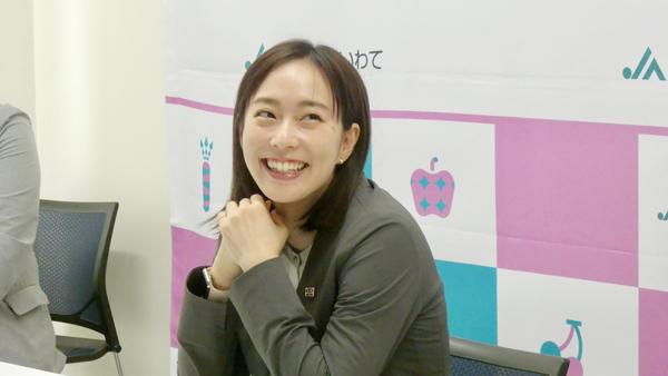 笑顔で交流する石川さん