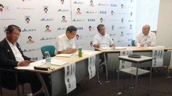 報告・講演者のパネル討議（東京・大手町ＪＡビルで）