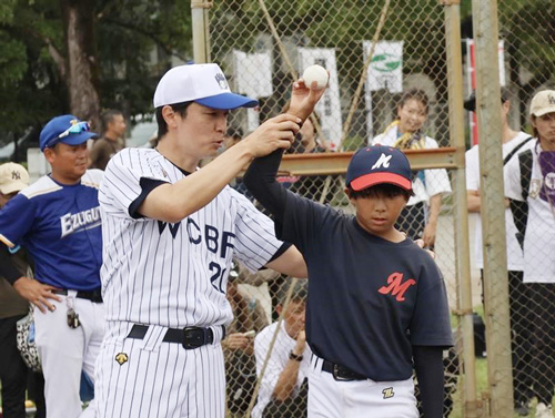 投げ方を指導する和田講師