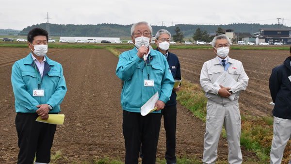 あいさつするＪＡ古川の佐々木組合長　右はＪＡ全農の富田常務とＪＡ全農宮城県本部の大友本部長