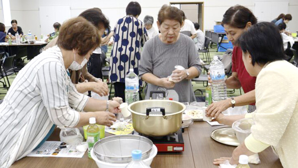 研修を受ける女性部員