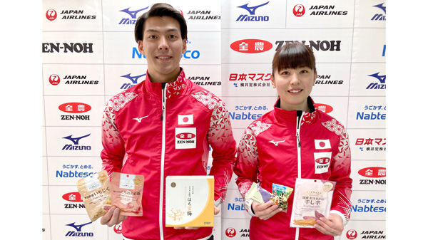 「ニッポンの食」を受け取ったカーリングミックスダブルス日本代表チーム（提供：JCA）