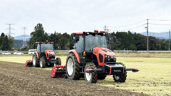 無人仕様トラクタ「MR1000AH」（右）と有人仕様トラクタ「MR1000AH」（左）の実演