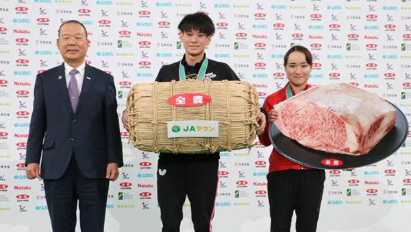 昨年度大会の男女シングルスで優勝した、戸上隼輔選手（中央）と伊藤美誠選手（右）